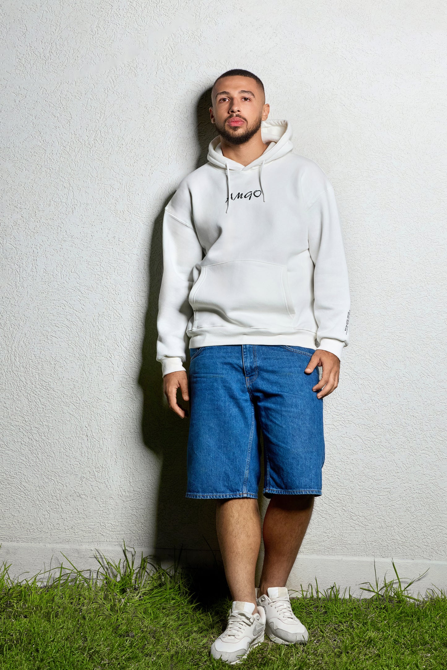 קפוצ'ון לבן-עם כיתוב על השרוול