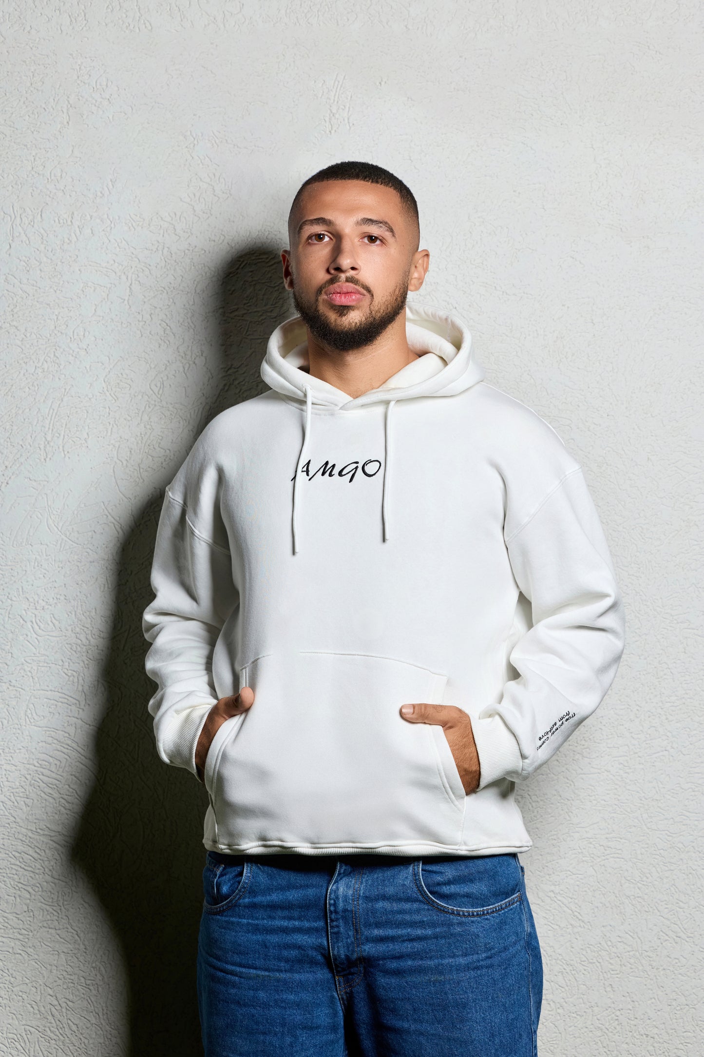 קפוצ'ון לבן-עם כיתוב על השרוול