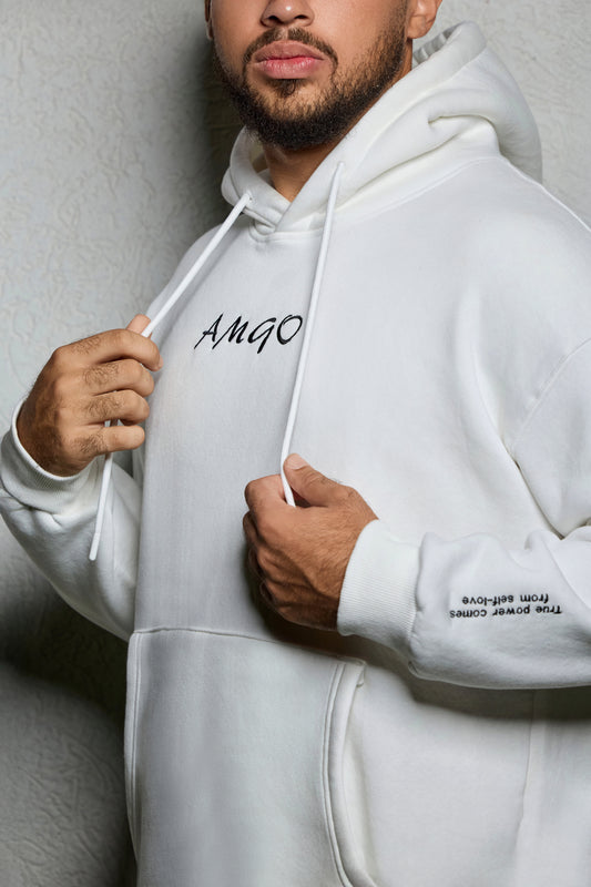 קפוצ'ון לבן-עם כיתוב על השרוול