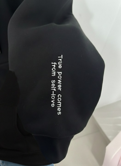 קפוצ'ון שחור-עם כיתוב על השרוול