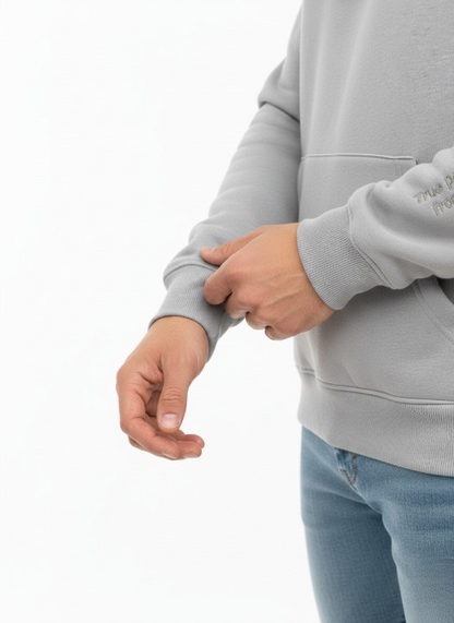 קפוצ'ון אפור-עם כיתוב על השרוול