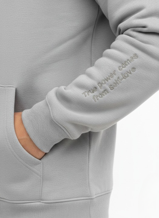 קפוצ'ון אפור-עם כיתוב על השרוול