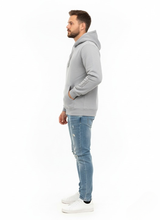 קפוצ'ון אפור-עם כיתוב על השרוול