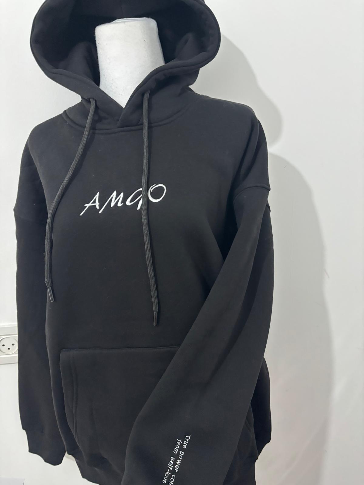 קפוצ'ון שחור-עם כיתוב על השרוול