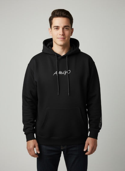 קפוצ'ון שחור-עם כיתוב על השרוול