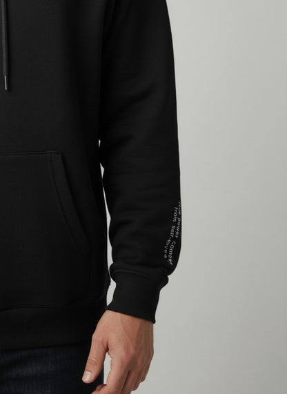 קפוצ'ון שחור-עם כיתוב על השרוול