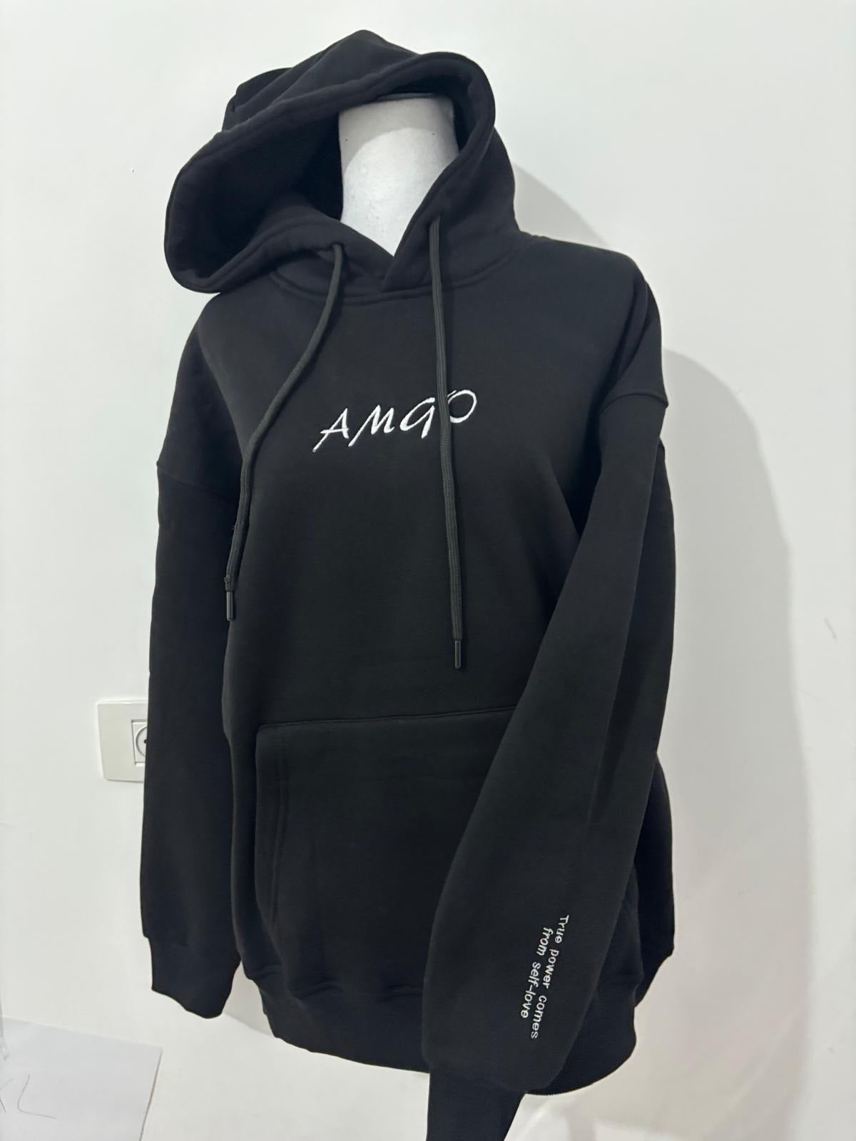 קפוצ'ון שחור-עם כיתוב על השרוול