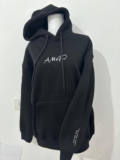 קפוצ'ון שחור-עם כיתוב על השרוול