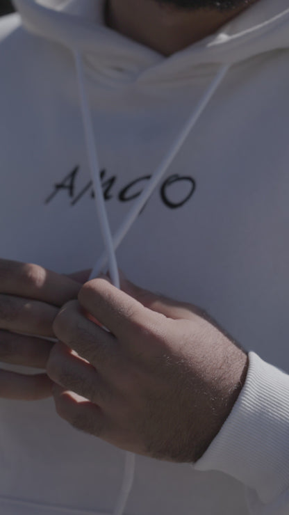 קפוצ'ון לבן-עם כיתוב על השרוול